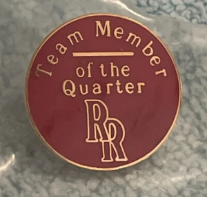 Prendedor de Solapa RR Red Robin EQUIPO MIEMBRO DEL CUARTO Raro De Colección Dorado TAMAÑO UN CENTAVO - Imagen 1 de 1