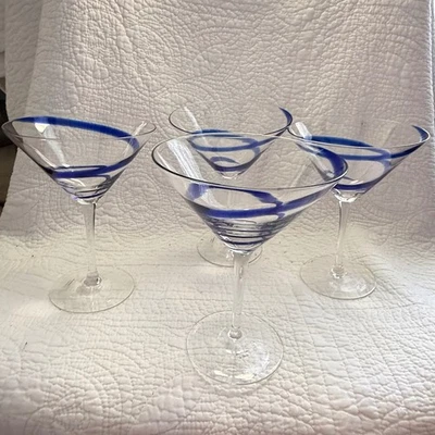 Pier 1 conjunto de 4 copos Martini soprados à mão transparente com redemoinho azul cobalto utensílios de bar - Imagem 1 de 4