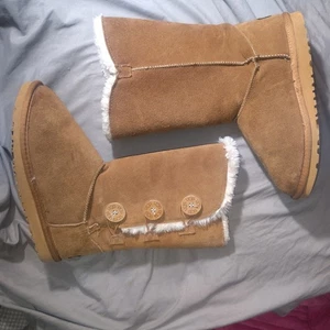 UGGS Classic Tall 1873 Tan  Suede Size 8 US Women's 3 buttons - Picture 1 of 15