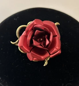 "Broche Pin Esmaltado Tono Oro Rosa Rojo de American Beauty"El Arte de Amar""De Colección - Imagen 1 de 4