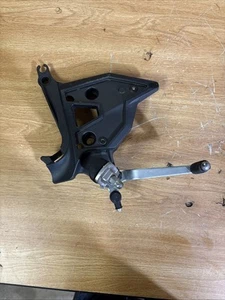 2016 Kawasaki Versys 650 Front Left Foot Peg Mount Bracket Shifter - Foto 1 di 16