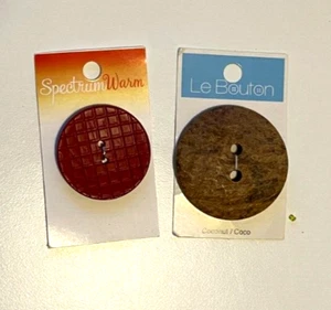 2 botones grandes: 2" marrón hecho de coco Tailandia; 1,5" tallado rojo Italia - Imagen 1 de 5