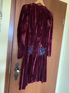 1940er Rotes Samt Kleid mit Stickerei / Authentisch / True Vintage - Bild 1 von 9