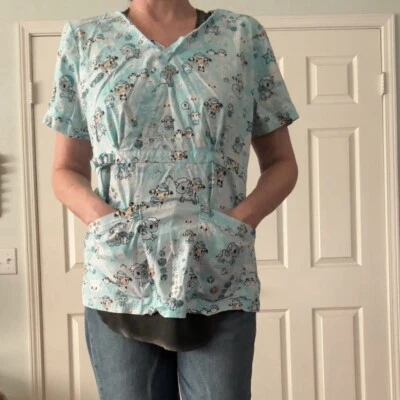 Tokidoki by Koi Feminino Médio Azul Estampa de Desenhos Animados Bolsos Top Enfermeira Médica - Imagem 1 de 4