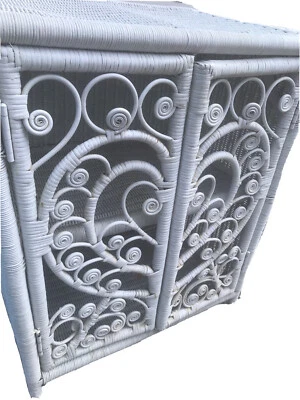 Gabinete de cabeza de violín de pavo real de mimbre 2 niveles bohemio boho chic 26” de alto belleza💕 Foto 1 de 4