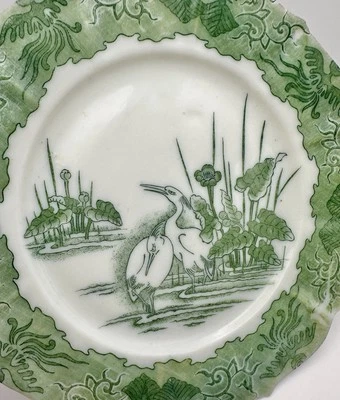 Antiguo plato japonés de porcelana con cáscara de huevo de pantano de garza verde Foto 1 de 4
