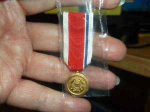 NUEVA MINI MEDALLA DE LA GUARDIA COSTERA DE EE. UU. POR HEROÍSMO - Imagen 1 de 2