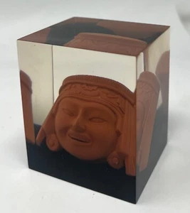 Vintage Plexiglas Würfel Keramik Kopf Columbia Terrakotta Museum Briefbeschwerer - Bild 1 von 9