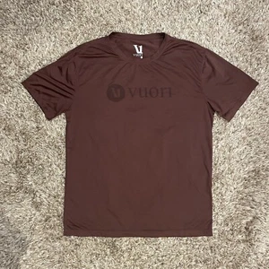 Camiseta Para Hombres VUORI Wordmark Logo Performance Manga Corta XL Roja Fina Ligera - Imagen 1 de 7
