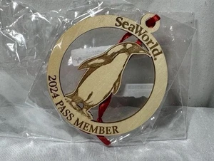 Sea World Orlando Porta Passaporto Annuale Ornamento Legno Pinguino 2024 Nuovo - Foto 1 di 5