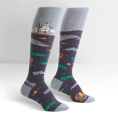 NUEVO CON ETIQUETAS CALCETÍN IT TO ME SEA VOYAGE CALCETINES HASTA LA RODILLA DERBY ELEGANTE AZUL LINDO ENVÍO DE BALLENAS Foto 1 de 2