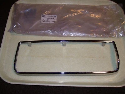 Moldura para farol dianteiro de passageiros NOS Isuzu Pickup 94024439 - Imagem 1 de 4