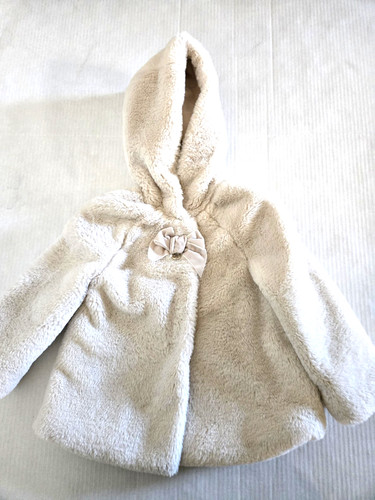 OFF WHITE Cappotto pelliccia sintetica bambina Mayoral con cappuccio colore bianco sporco buone condizioni! Età 24 mesi