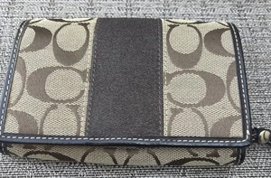 COACH Signature Classic Small trifold wallet 5 1/2 In By 4 In Inches Credit Card - Picture 1 of 7