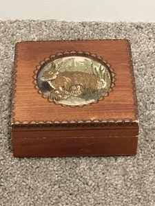 J & J CASH England Hase Kaninchen gewebte Seide Wandteppich Holz aufklappbar Schmuckschatulle - Bild 1 von 14