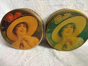 DUE SCATOLE DI LATTA ROTONDE VINTAGE 1984 BRISTOL WARE BEVANDA COCA COLA CONTENITORE CASA - Foto 1 di 10