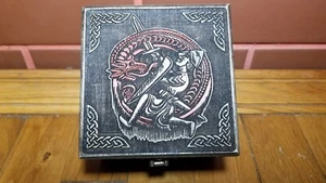 Geheimfach Sigurd und Fanfir Thema Holz Schmuckbox/Sarg (quadratisch) - Bild 1 von 8