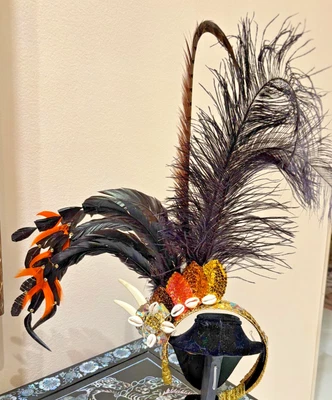 TIARA TOCADO ORNAMENTAL CON JOYAS ADORNADO CON PLUMAS LENTEJUELAS Y PIEDRAS 19" Foto 1 de 4