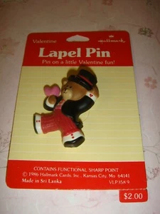 Pin de esmoquin con oso de peluche Hallmark día de San Valentín - Imagen 1 de 3