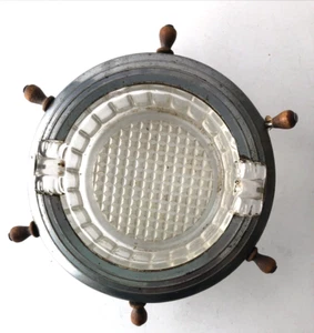 Rueda de envío de colección, moldura de hojalata en la parte superior, rueda de madera alrededor del borde - Cenicero de vidrio 4,5" - Imagen 1 de 3