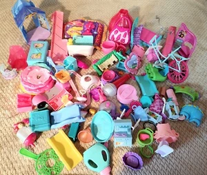 Lot Of Over 75 Pieces Of Doll Furniture and Accessories.Misc. Disney, Barbie Etc - Photo 1 sur 15