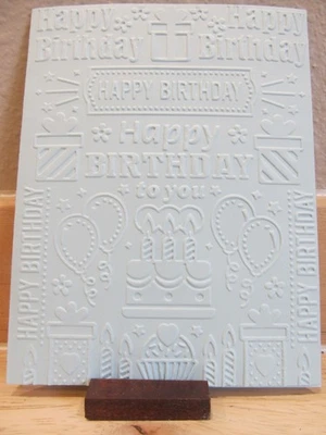 Tarjeta de feliz cumpleaños hecha a mano en relieve Foto 1 de 2