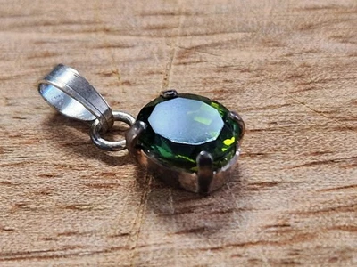 💎⚒ Echter Peridot Anhänger 6x8mm im Brilliantschliff mit 925er Silber 💎⚒ - Bild 1 von 4