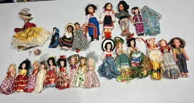Lote de 24 bonecas vintage de plástico ao redor do mundo lembrança étnica internacional - Imagem 1 de 4