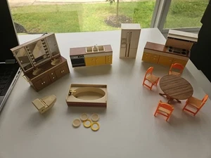 Großes Vintage TOMY 80er Jahre kleinere Häuser Puppenhaus Möbel Konvolut & Zubehör - Bild 1 von 10