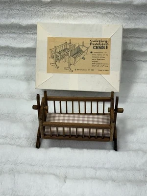 Péndulo oscilante de madera con cuna miniatura para casa de muñecas Shackman Foto 1 de 4