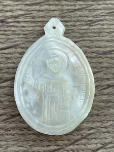 Ancien pendentif médaille en nacre sculptées décors religieux saint - Foto 1 di 2