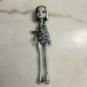 Monster High Skull Shores Frankie Stein Black White Grey Complete - Picture 1 of 4