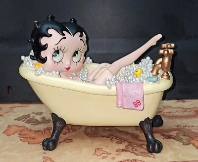 BETTY BOOP in Vasca da Bagno Statuina in Resina H cm 16 Anno 2003 King Features - Immagine 1 di 4