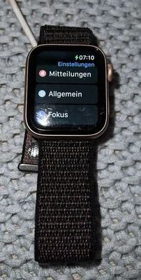 Apple Watch Series 4 40mm Aluminiumgehäuse Rosé-Gold - Bild 1 von 4