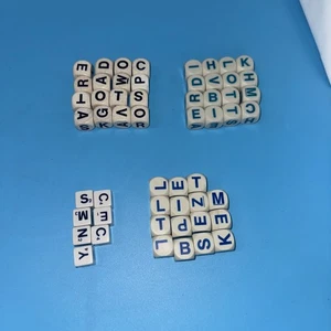 Boggle 16 Wooden Letter Dice 1976 & 31 Plastic Letter Dice 2005 + 7 Scrabble Die - Picture 1 of 5
