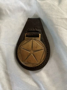 Vintage VIP Chrysler Schlüsselanhänger Messing Braun Leder Pentastar Emblem - Bild 1 von 3