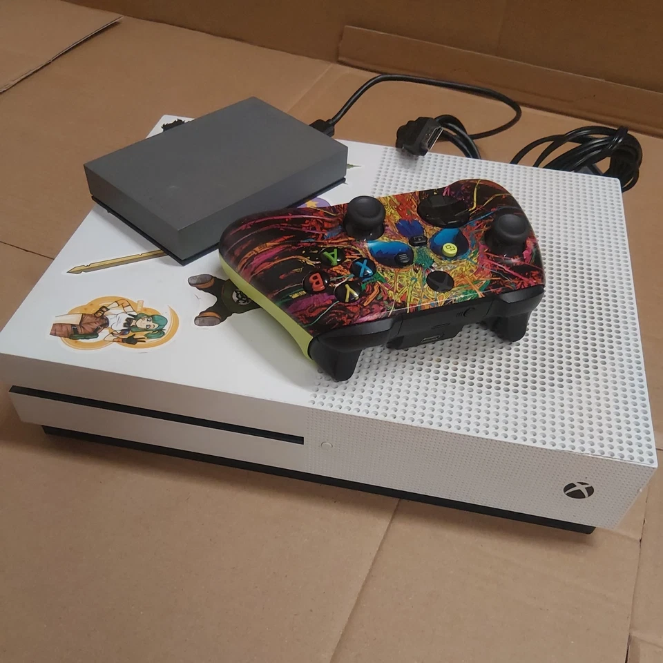 Unidad de juego Xbox One S y 4TB con cables, mando Xbox con batería de 1500mAh. Foto 1 de 4