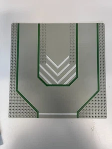 Lego Baseplate 6100px3,32x32 m. 3 Einfahrten,Chevron auf Muster m. geschl. Mitte - Picture 1 of 4