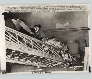 Bomberos salvan a las víctimas de HARRISBURG, VA Blaze. Foto de prensa de 1960 desastre de Estados Unidos - Imagen 1 de 2
