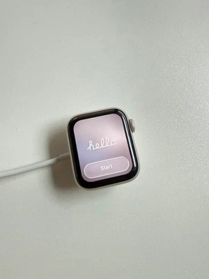 Apple Watch SE (2nd Gen) 40mm Starlight Aluminum GPS - Image 1 of 4