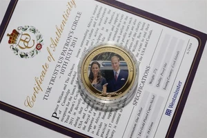 🧭🇨🇰COOK ISLANDS DOLLAR 2012 GOLD PLATED + COA TUSK TRUST'S KATE & WILLIAM B87 - Picture 1 of 4