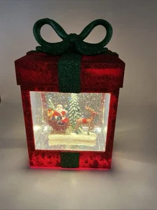 Geschenkbox mit Schleife musikalisch beleuchtet wirbelnd Glitzer Schneekugel Schneekuppel Weihnachten - Bild 1 von 7