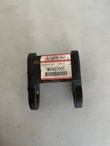 MC421505 Right Hand Front Suspension Spring Shackle Fuso Mitsubishi - Bild 1 von 2