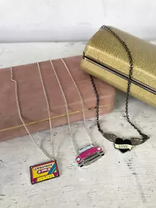Paquete de collar PUNKY PINS cinta de casete rosa Cadillac Kitsch retro Rockabilly - Imagen 1 de 6