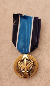 USAF REMOTE COMBAT SUPPORT MEDAL, NEWLY AUTHORIZED, NO BROOCH, READY TO MOUNT. - Foto 1 di 2