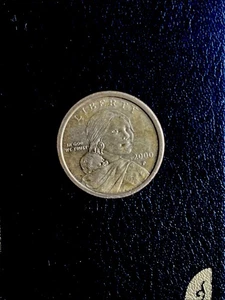 2000 P Sacagawea Dollar Fehlermünze, siehe Foto (low check area slit) (low wing) - Bild 1 von 3