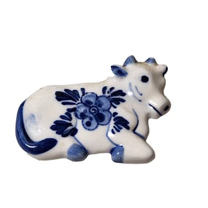 VTG Blue White Cow Ceramic Fridge Magnet Figurine Delft 2" x 1.75" Hand Painted - Picture 1 of 7
