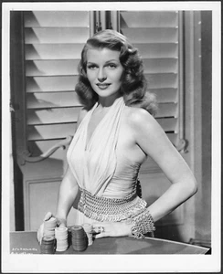 RITA HAYWORTH VINTAGE ORIGINAL PHOTO HOLLYWOOD ACTRESS 1946 🎞️ GLAMOROUS POSE - Picture 1 of 2
