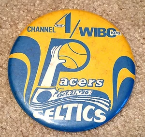 PINBACK STORICO INDIANA PACERS - PRIMO GIOCO IN NBA 10-21-76 v CELTICS - RARO! - Foto 1 di 2