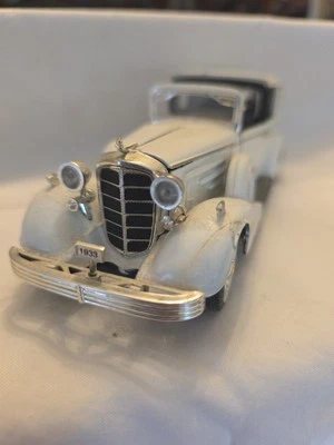 Anson 1933 White Cadillac Town Car 1:32 Diecast Car - Image 1 of 4